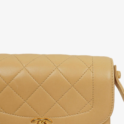 Chanel Beige Gesteppt Lammleder Diana Schultertasche mit 24K Vergoldeter Hardware
