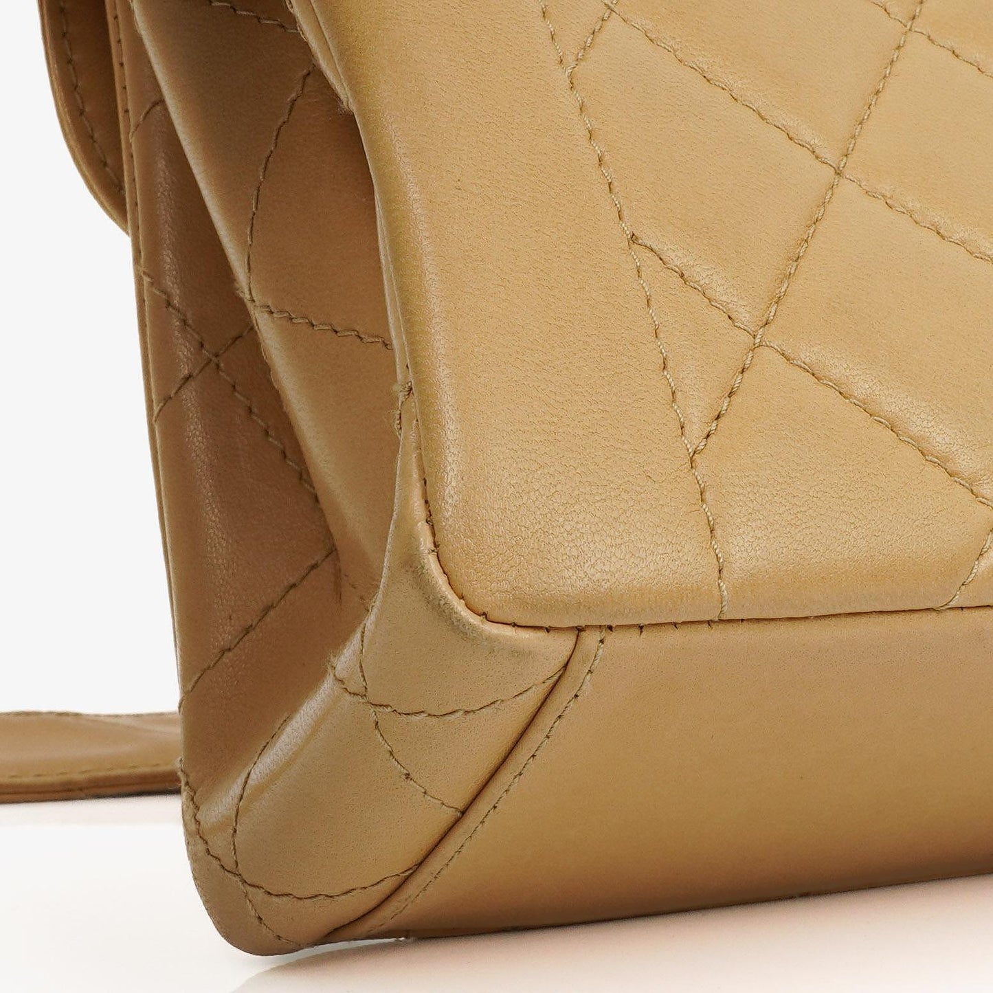 Chanel Beige Gesteppt Lammleder Diana Schultertasche mit 24K Vergoldeter Hardware