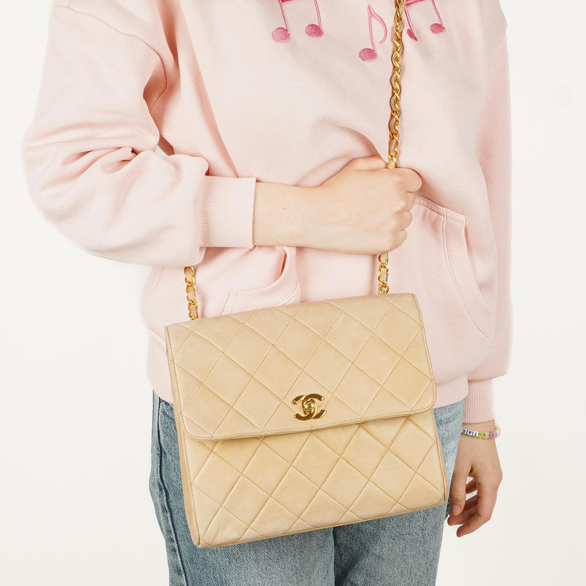 Chanel Kleine Single Flap Tasche aus beigem gestepptem Lammleder mit 24K vergoldeten Beschlägen