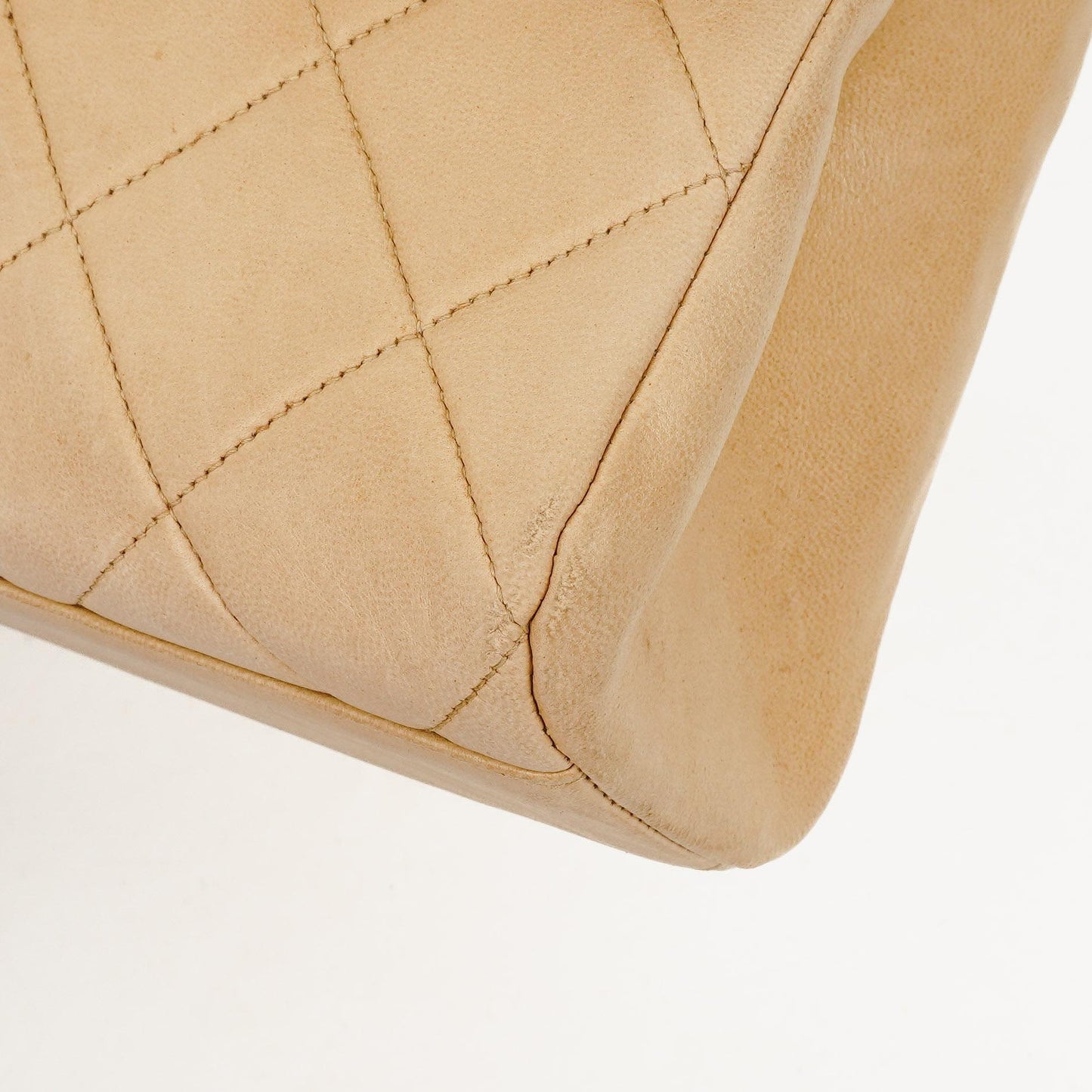 Chanel Kleine Single Flap Tasche aus beigem gestepptem Lammleder mit 24K vergoldeten Beschlägen