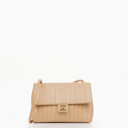Chanel Beigefarbene vertikal gesteppt Single Flap Tasche mit 24K vergoldeten Beschlägen