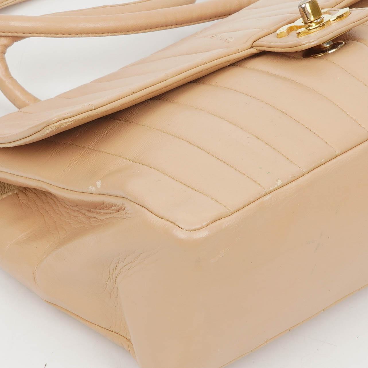 Chanel Beigefarbene vertikal gesteppt Single Flap Tasche mit 24K vergoldeten Beschlägen