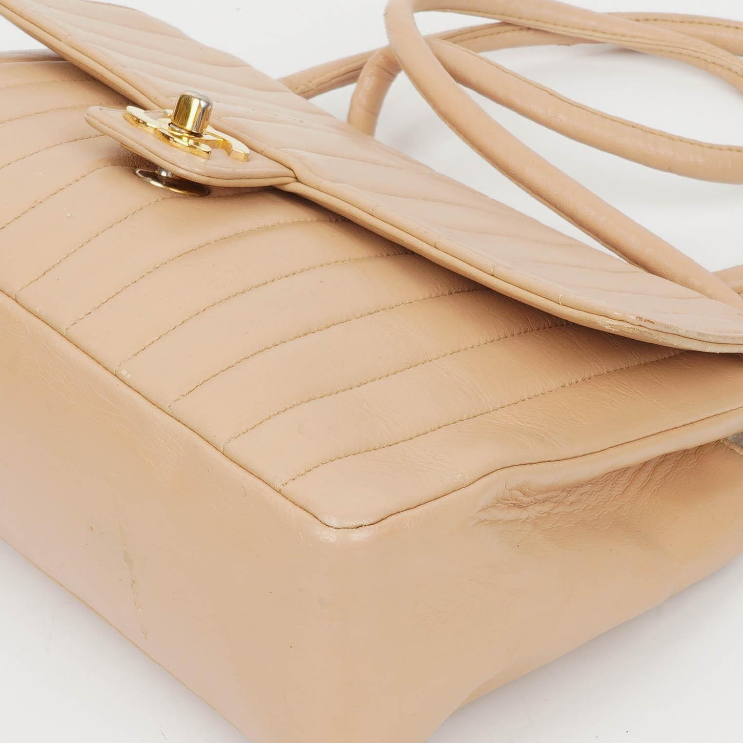 Chanel Beigefarbene vertikal gesteppt Single Flap Tasche mit 24K vergoldeten Beschlägen