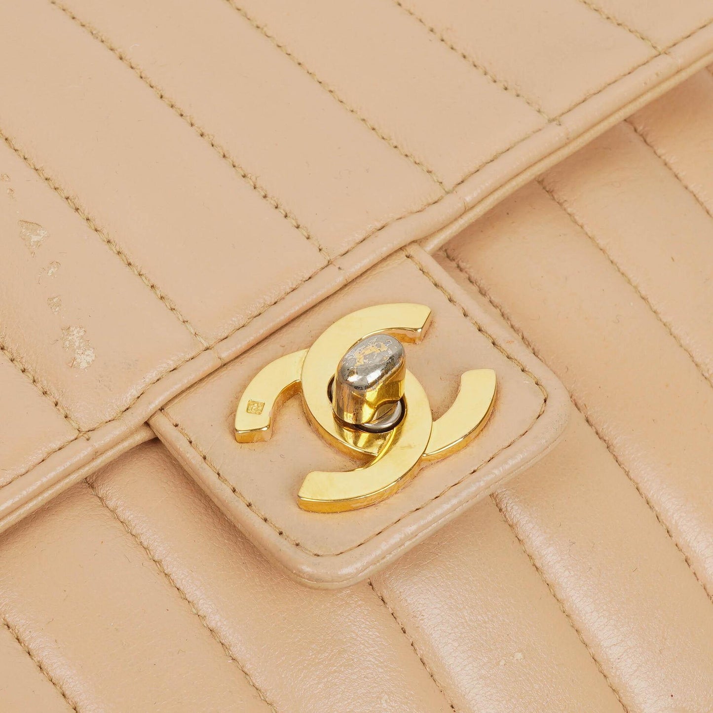 Chanel Beigefarbene vertikal gesteppt Single Flap Tasche mit 24K vergoldeten Beschlägen