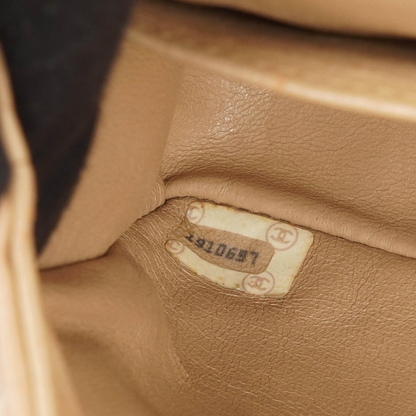 Chanel Beigefarbene vertikal gesteppt Single Flap Tasche mit 24K vergoldeten Beschlägen