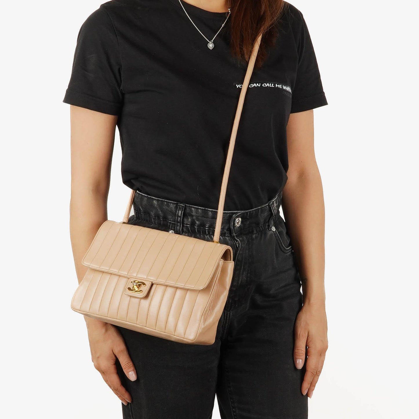 Chanel Beigefarbene vertikal gesteppt Single Flap Tasche mit 24K vergoldeten Beschlägen