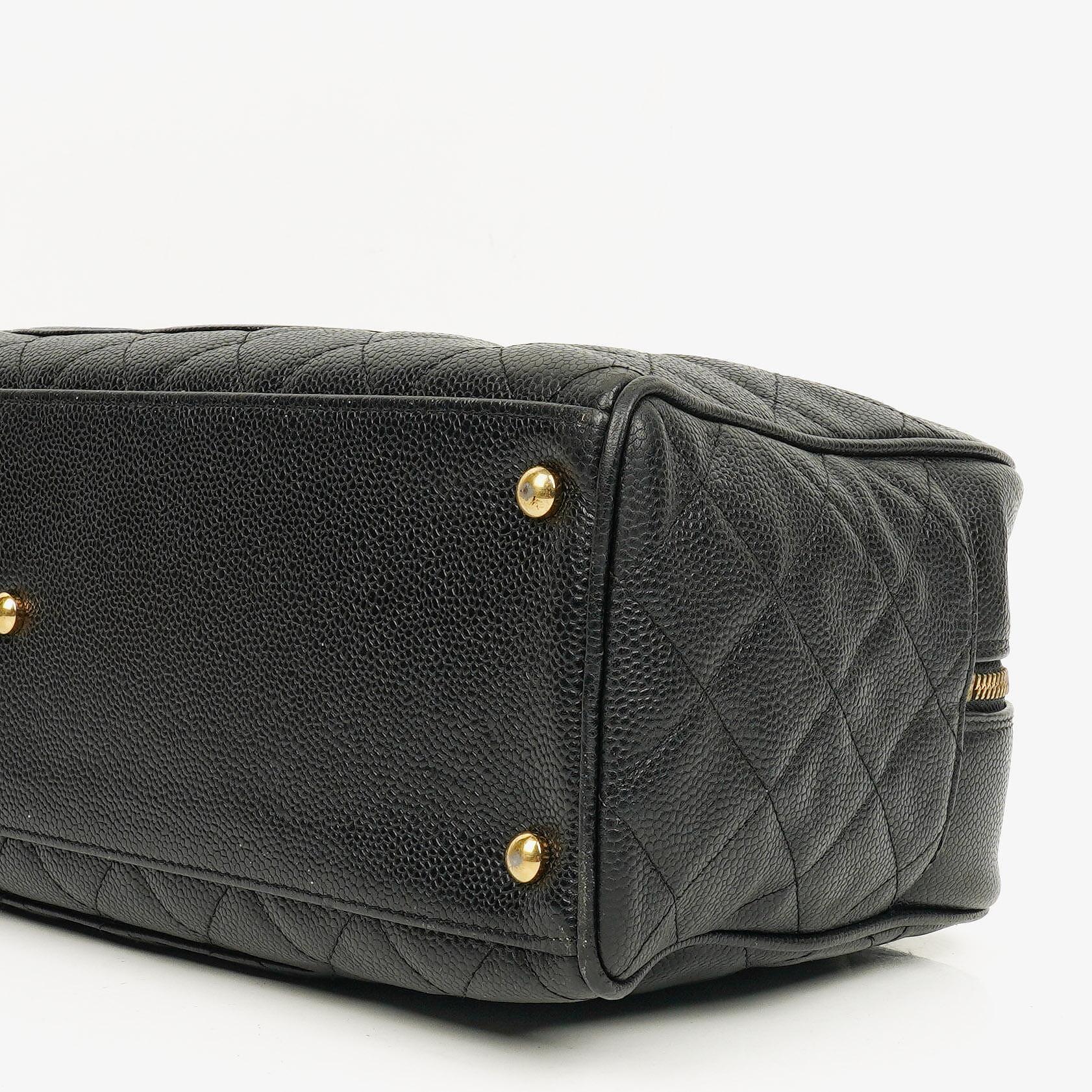 Chanel Boston Tasche aus schwarzem Caviar-Leder