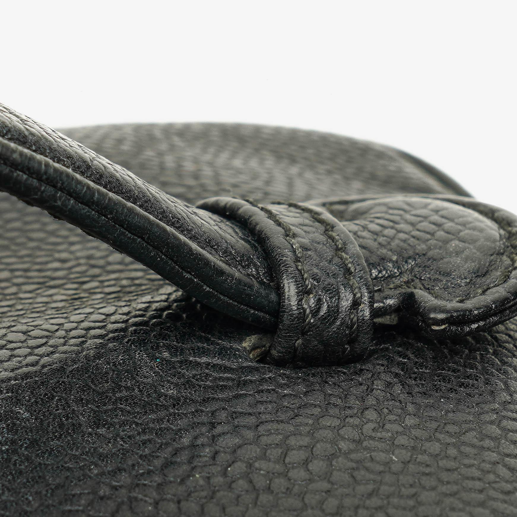 Chanel Vanity Case aus schwarzem Caviar-Leder