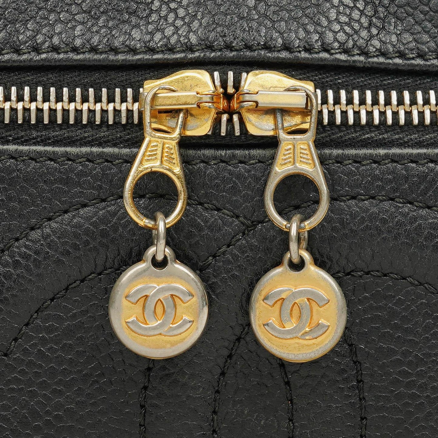 Chanel Vanity Case aus schwarzem Caviar-Leder