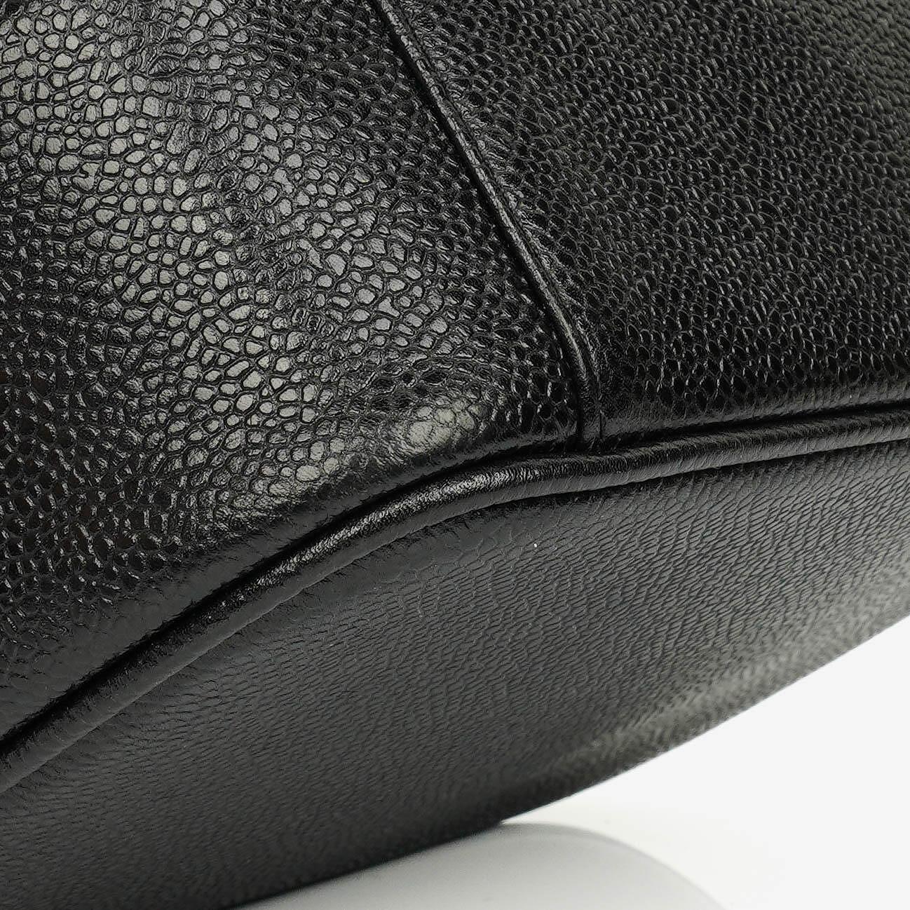 Chanel Vanity Case aus schwarzem Caviar Leder