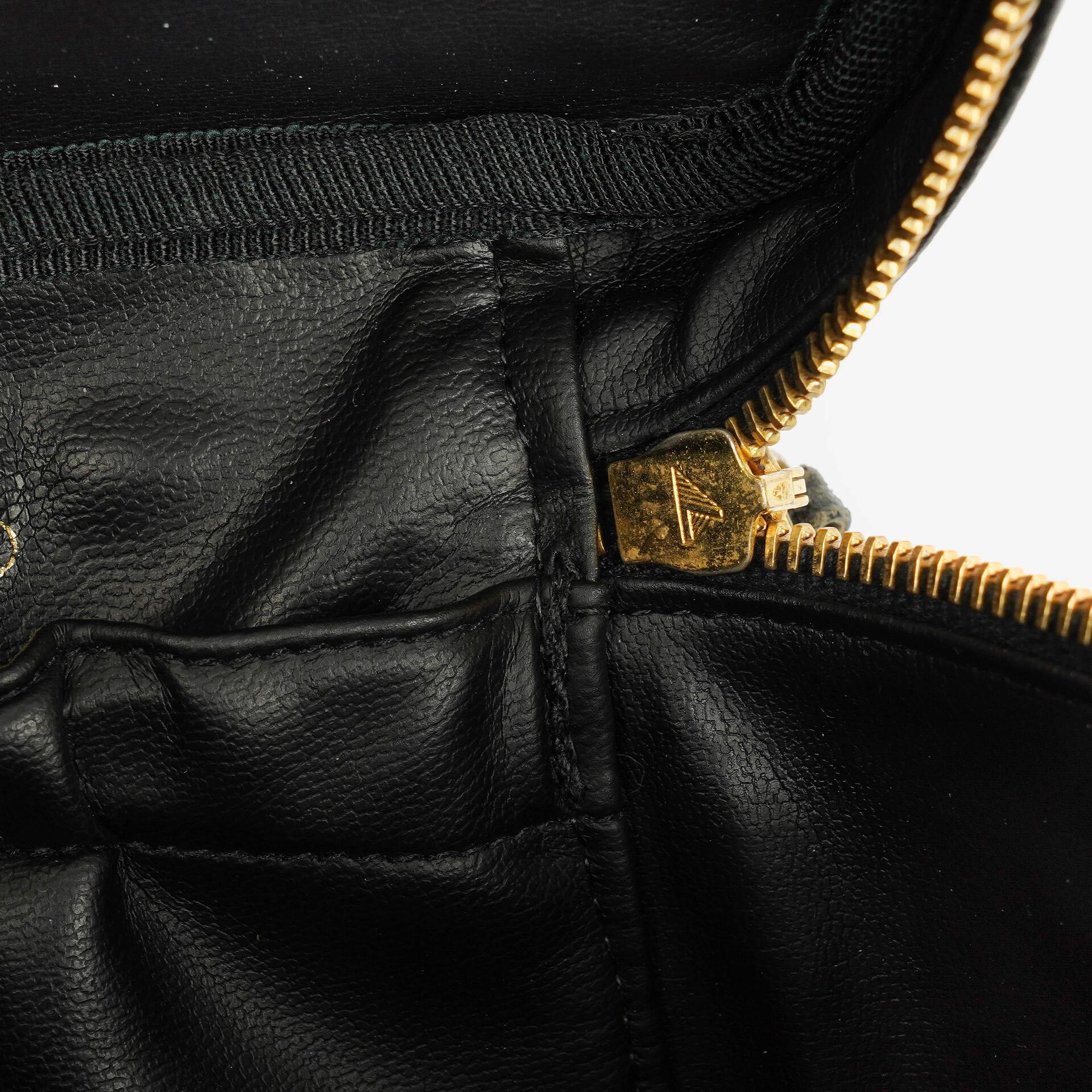 Chanel Vanity Case aus schwarzem Caviar Leder