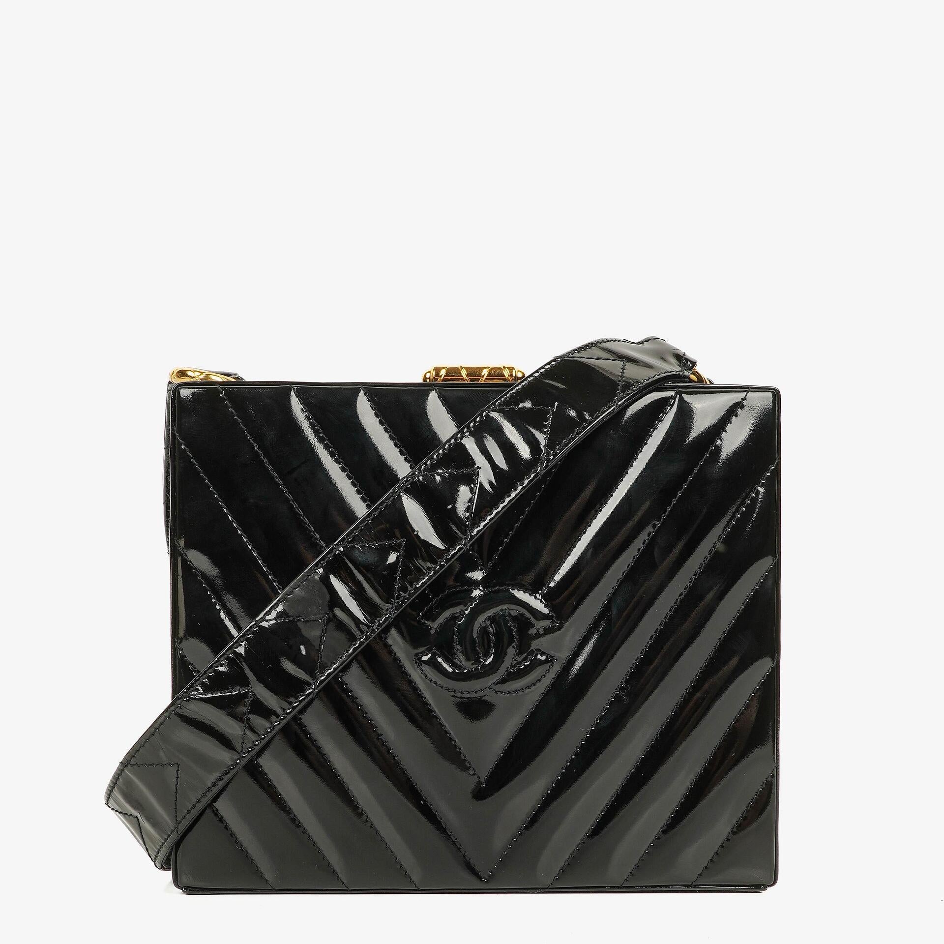 Chanel Vanity Case Box Tasche aus schwarzem Chevron-gestepptem Lackleder