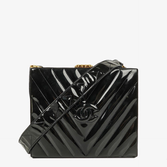 Chanel Vanity Case Box Tasche aus schwarzem Chevron-gestepptem Lackleder