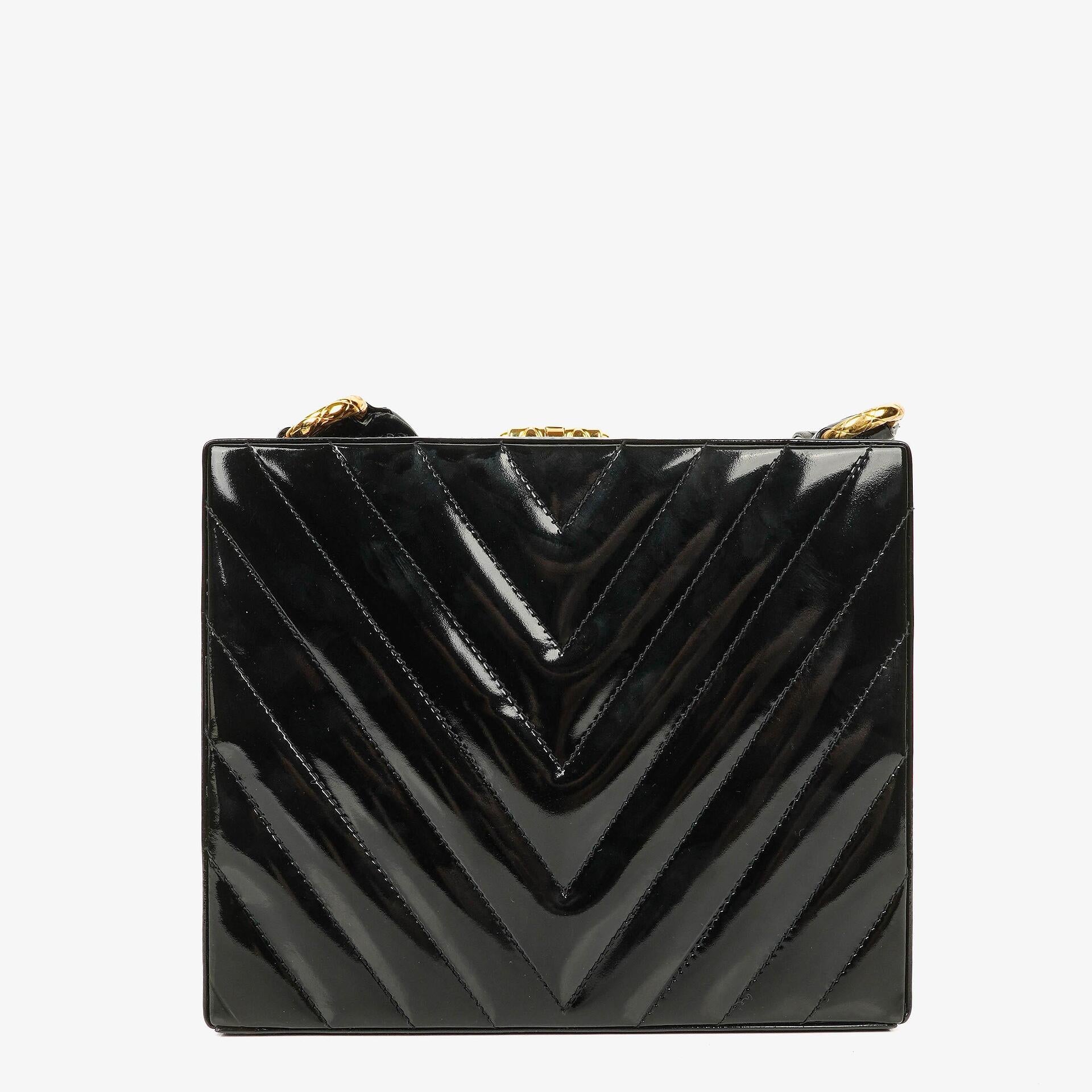 Chanel Vanity Case Box Tasche aus schwarzem Chevron-gestepptem Lackleder