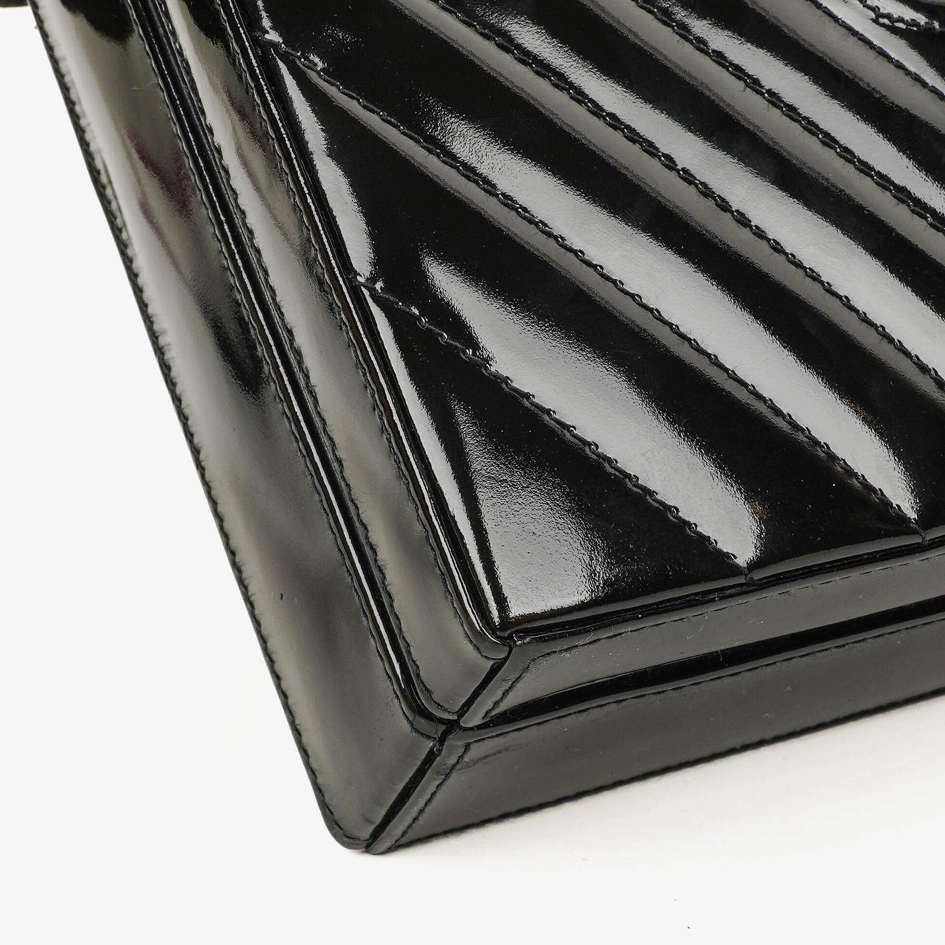 Chanel Vanity Case Box Tasche aus schwarzem Chevron-gestepptem Lackleder