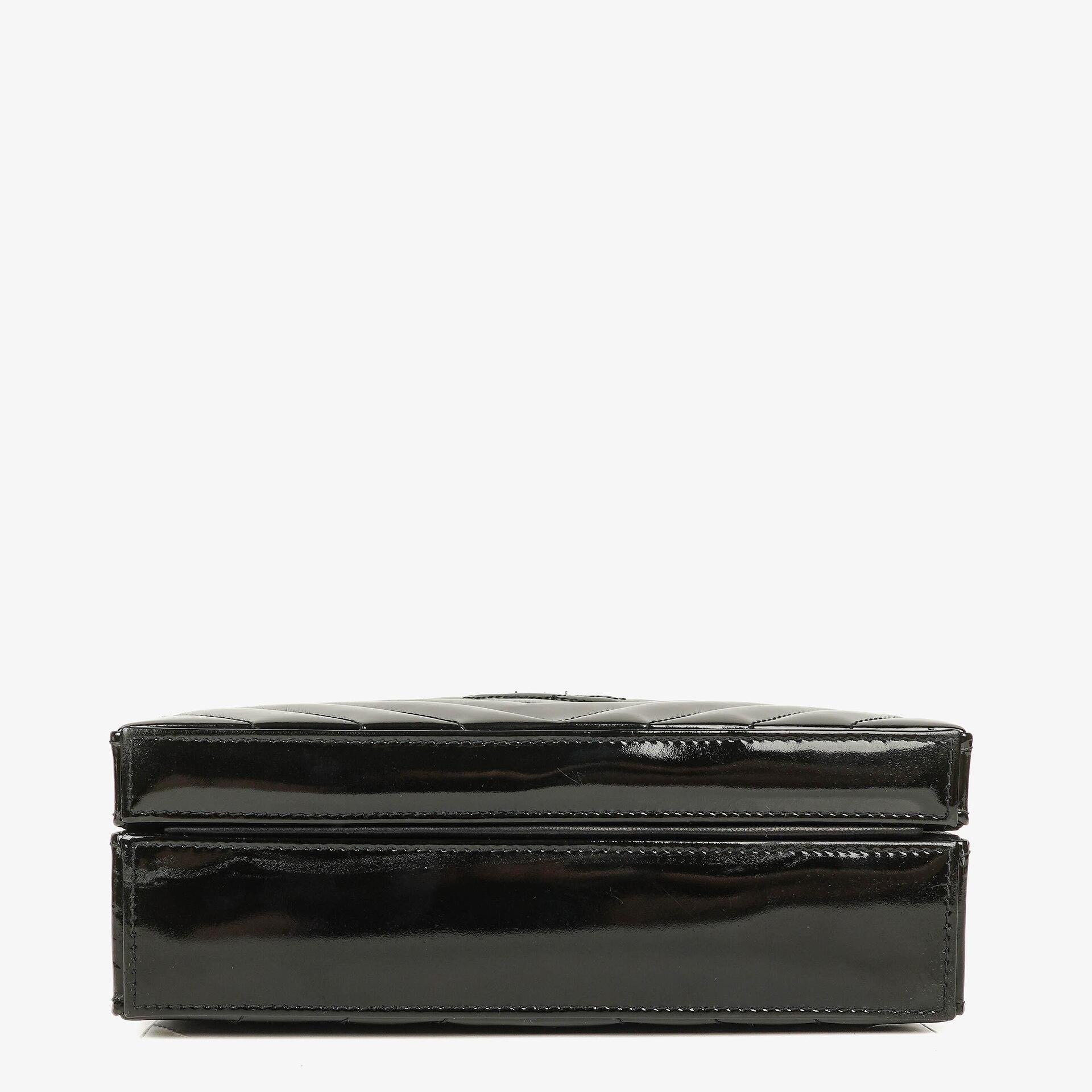Chanel Vanity Case Box Tasche aus schwarzem Chevron-gestepptem Lackleder