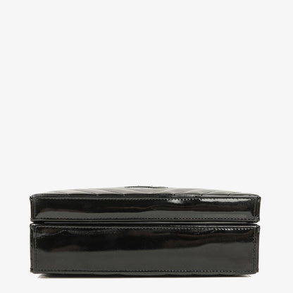Chanel Vanity Case Box Tasche aus schwarzem Chevron-gestepptem Lackleder