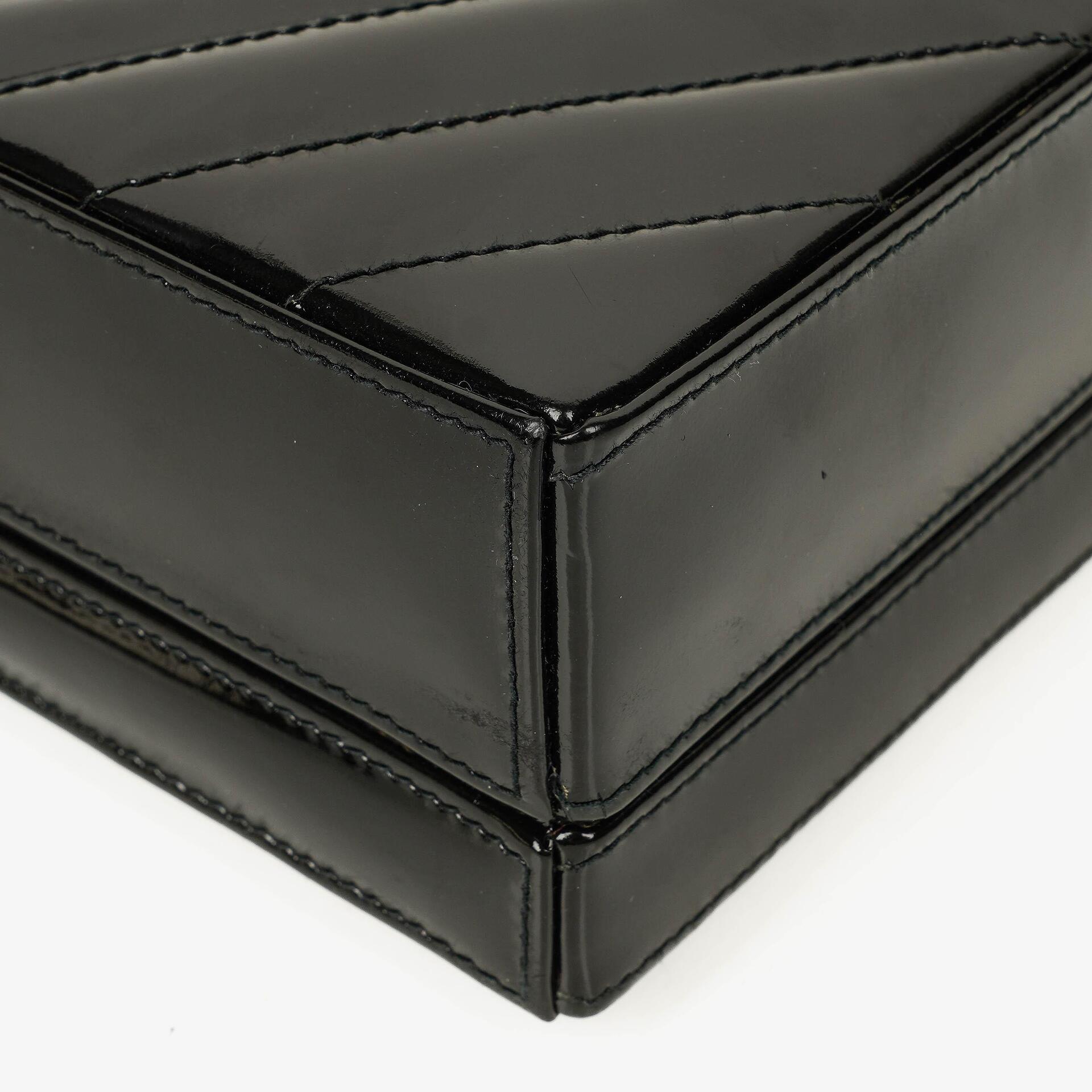 Chanel Vanity Case Box Tasche aus schwarzem Chevron-gestepptem Lackleder