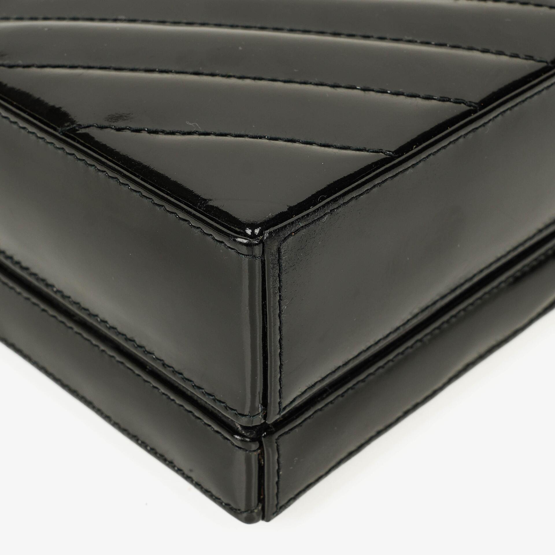 Chanel Vanity Case Box Tasche aus schwarzem Chevron-gestepptem Lackleder