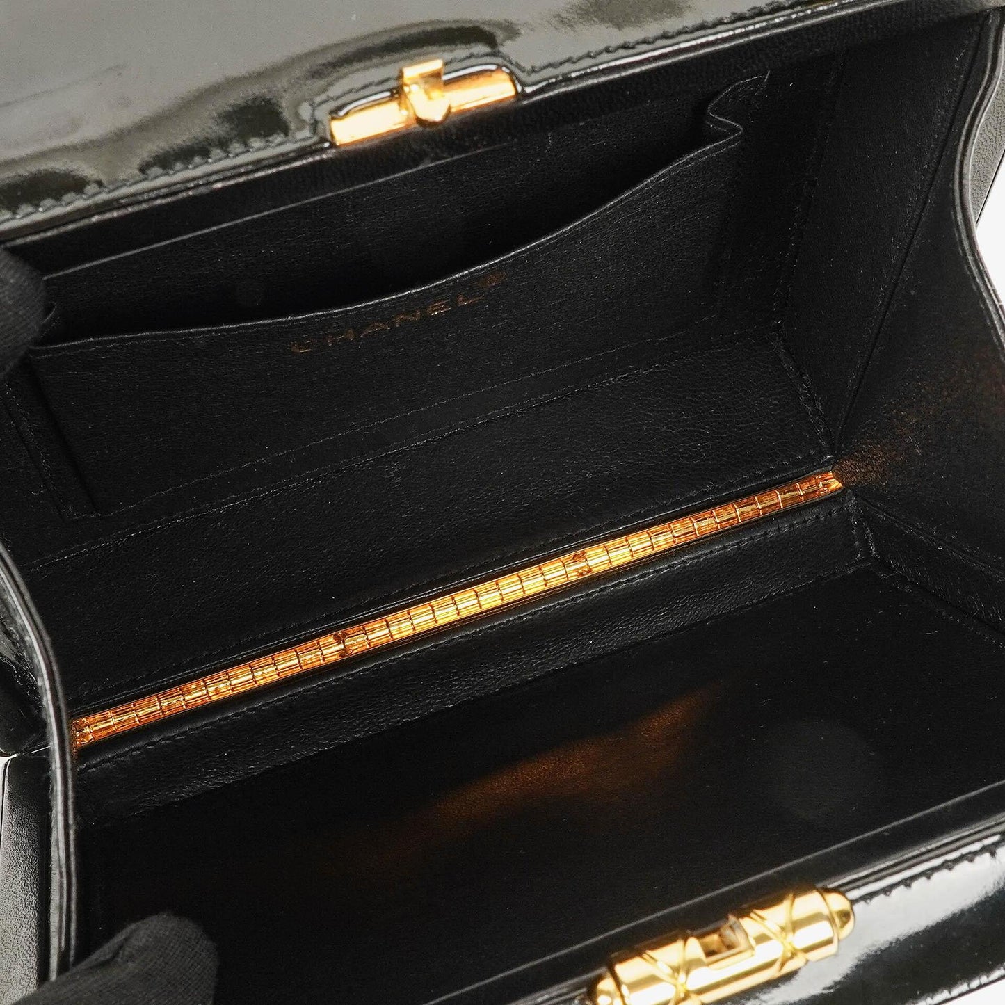 Chanel Vanity Case Box Tasche aus schwarzem Chevron-gestepptem Lackleder