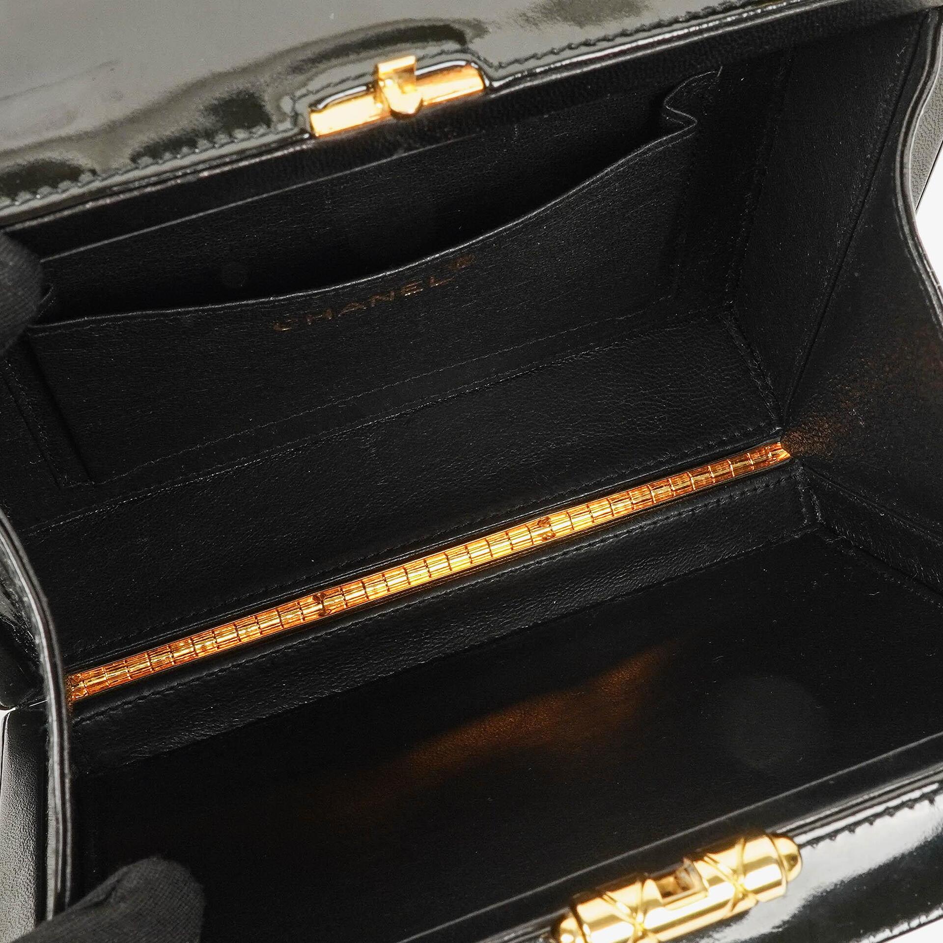Chanel Vanity Case Box Tasche aus schwarzem Chevron-gestepptem Lackleder