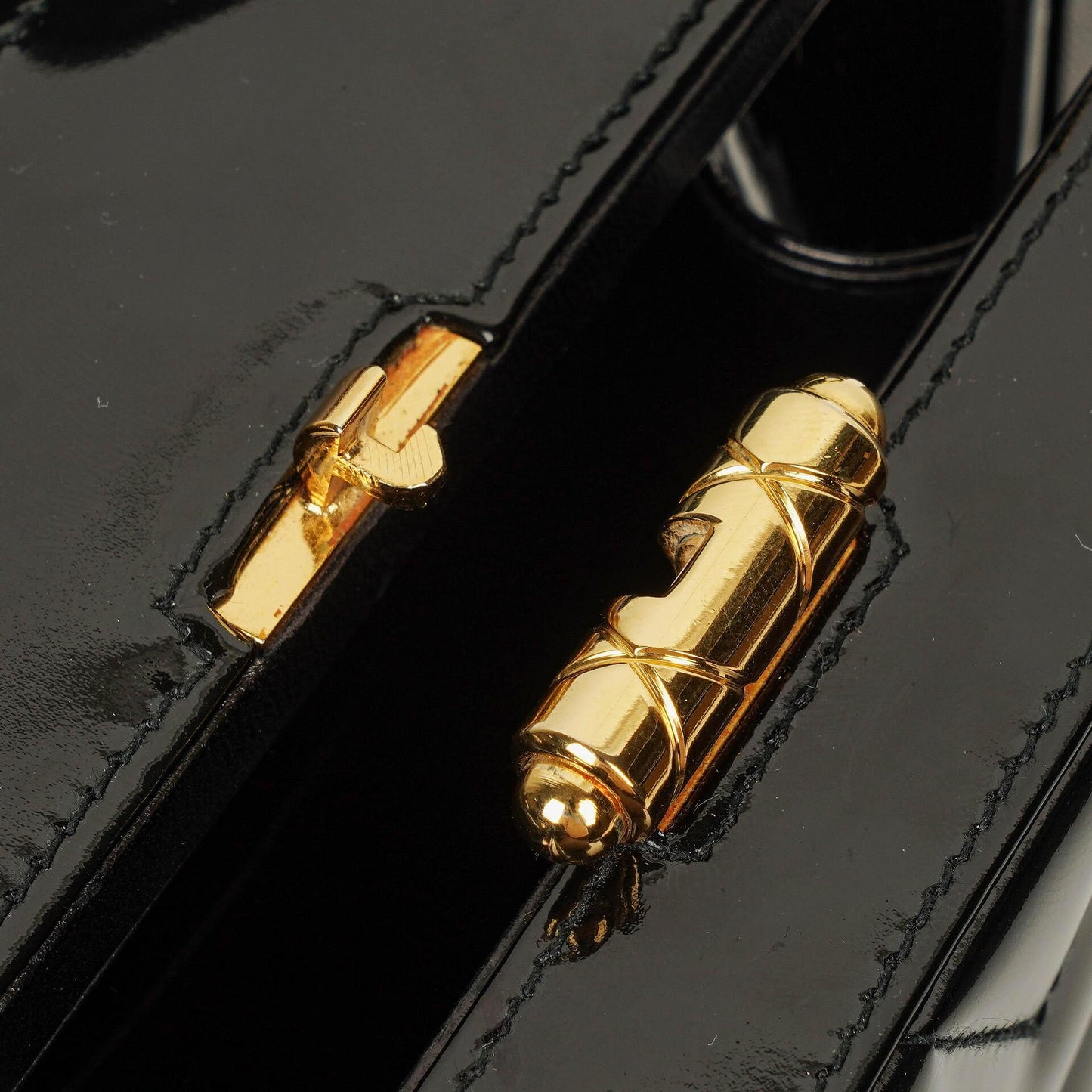 Chanel Vanity Case Box Tasche aus schwarzem Chevron-gestepptem Lackleder