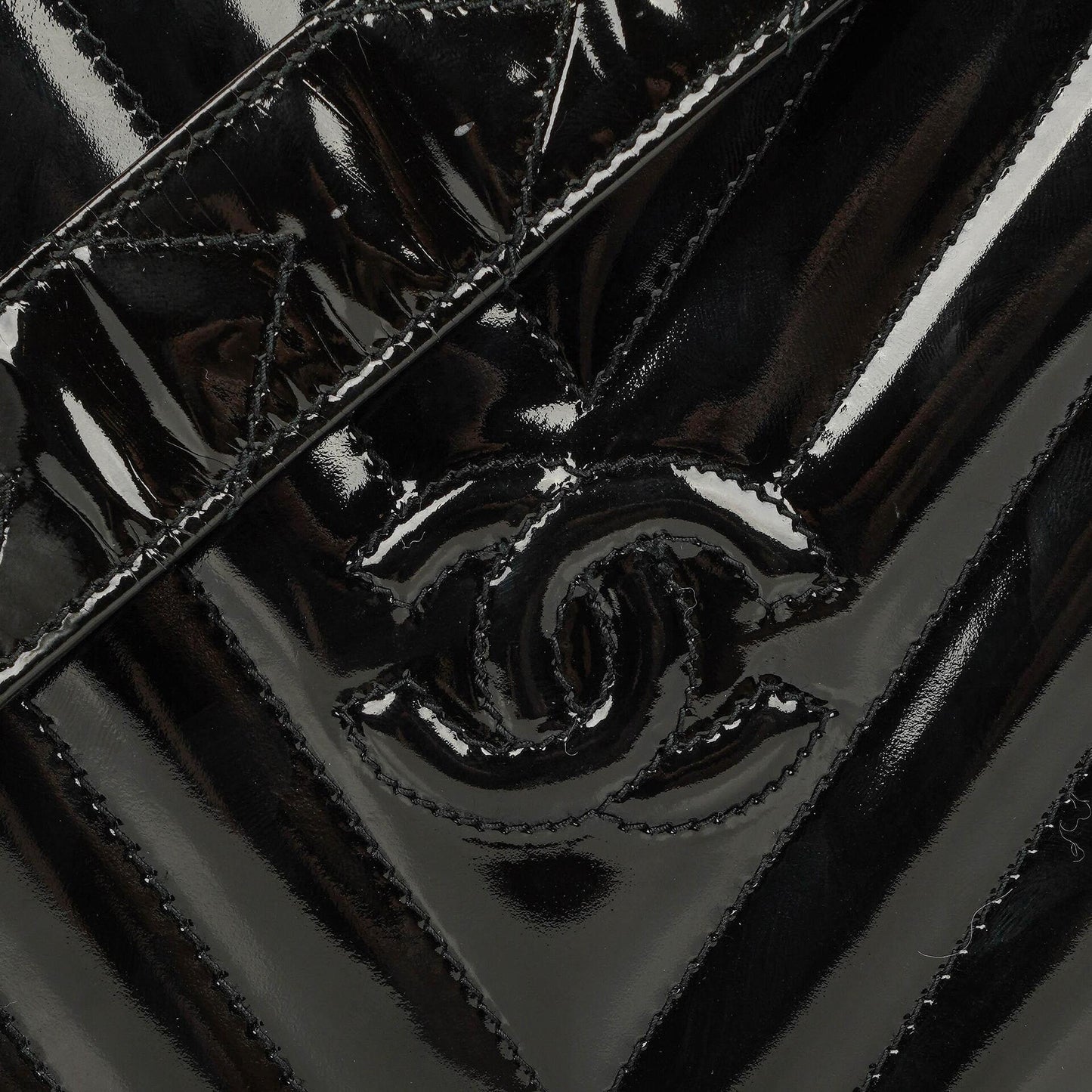 Chanel Vanity Case Box Tasche aus schwarzem Chevron-gestepptem Lackleder