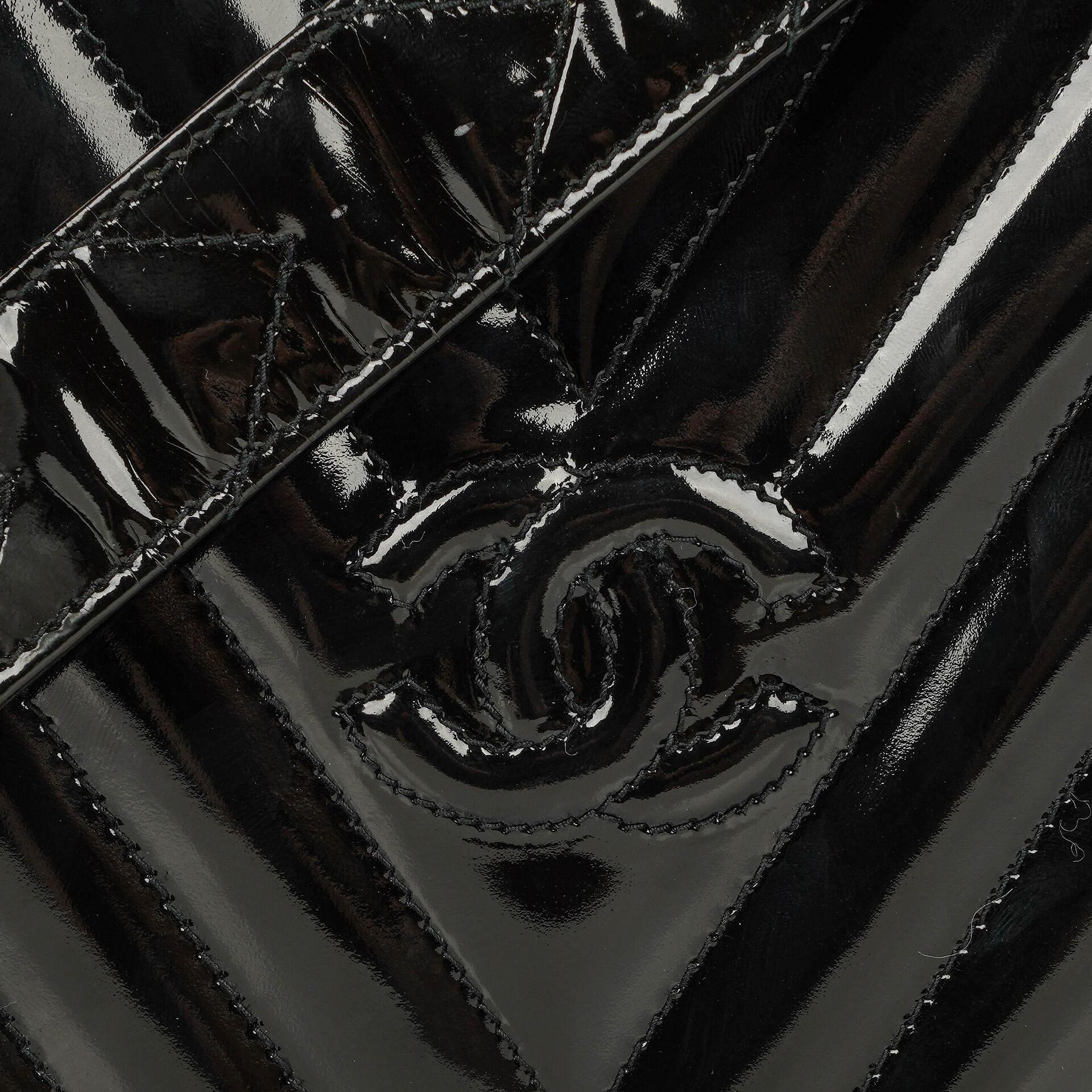 Chanel Vanity Case Box Tasche aus schwarzem Chevron-gestepptem Lackleder