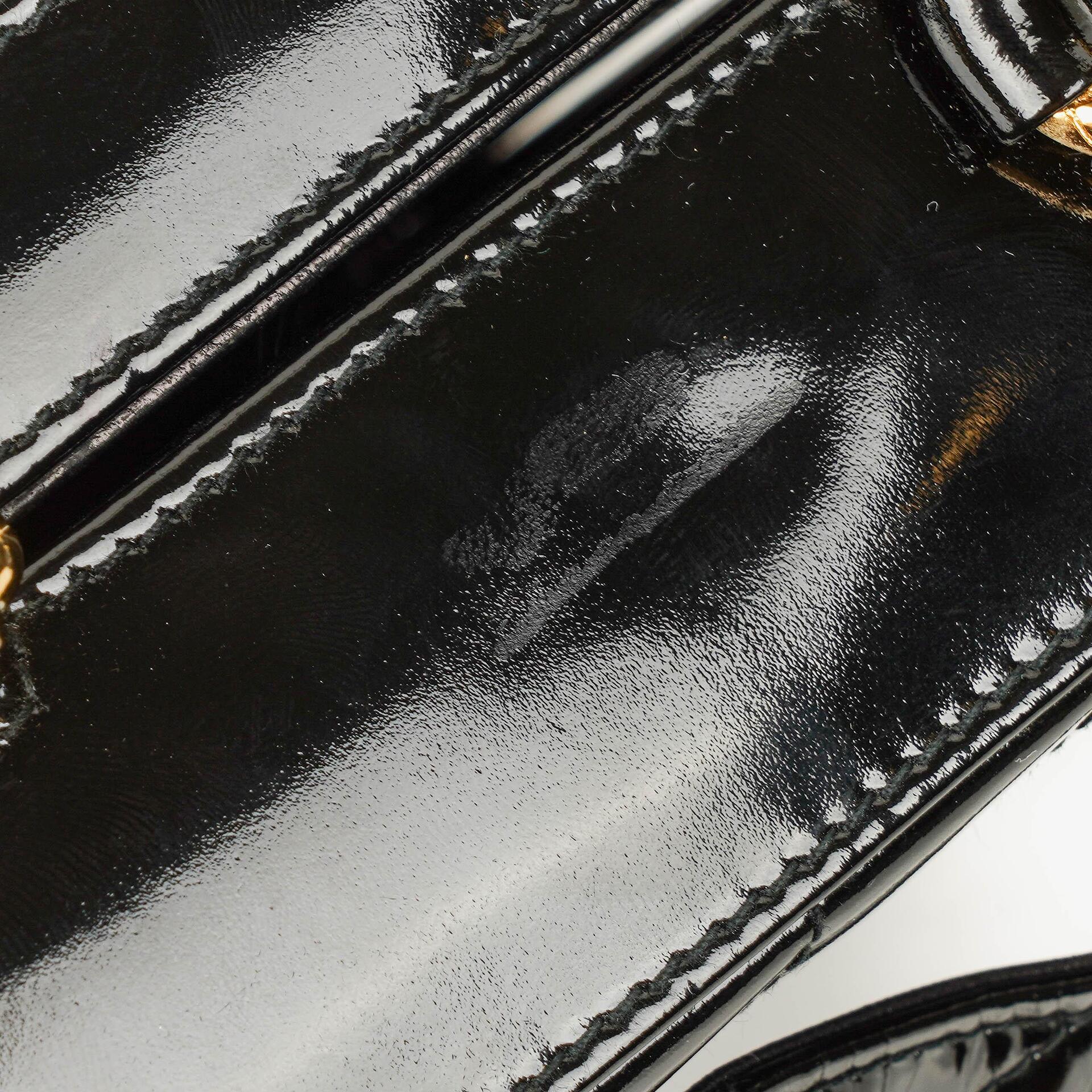 Chanel Vanity Case Box Tasche aus schwarzem Chevron-gestepptem Lackleder