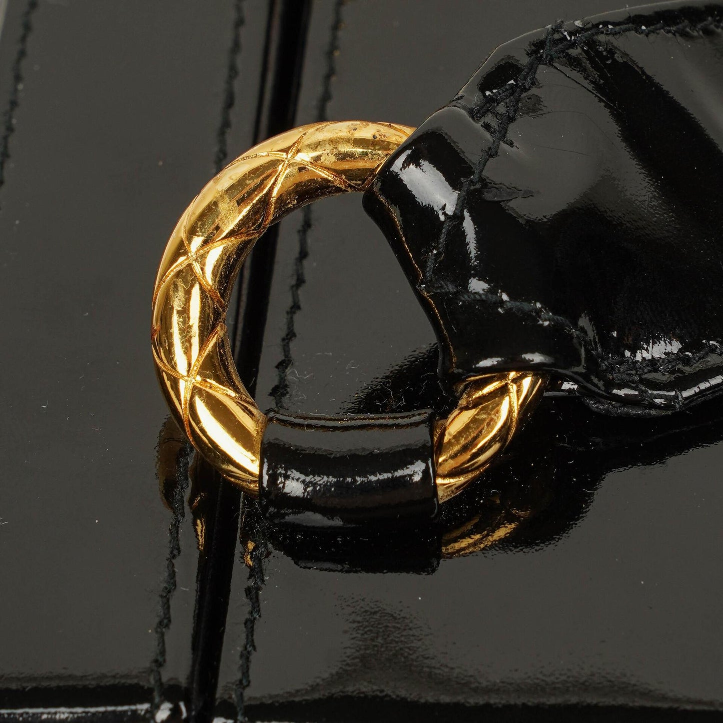 Chanel Vanity Case Box Tasche aus schwarzem Chevron-gestepptem Lackleder