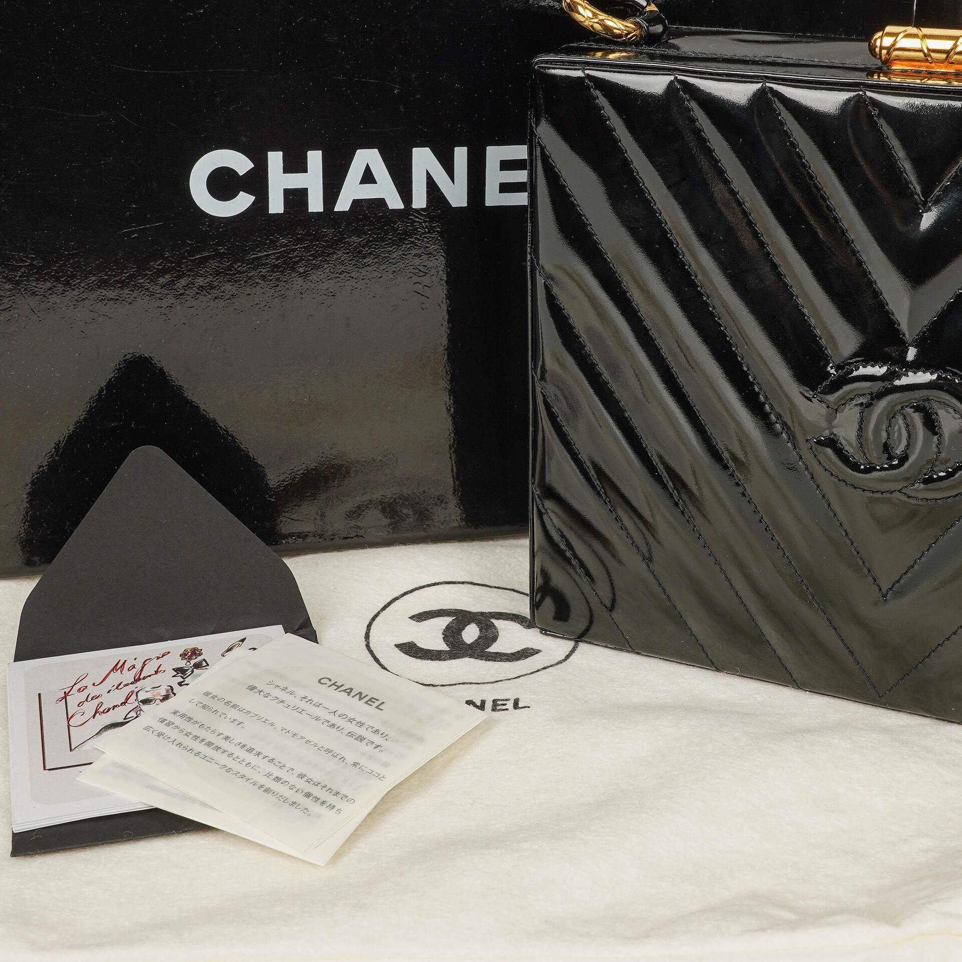 Chanel Vanity Case Box Tasche aus schwarzem Chevron-gestepptem Lackleder