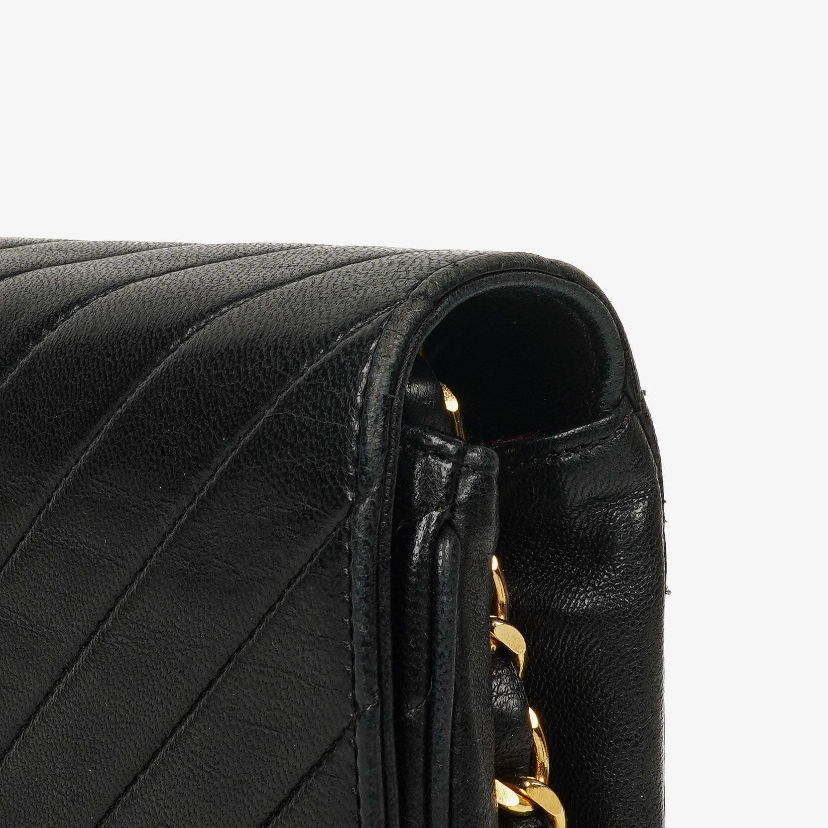 Chanel Schwarze diagonale gesteppte Lammleder Mittel Classic Single Flap Tasche mit 24K vergoldeten Beschlägen