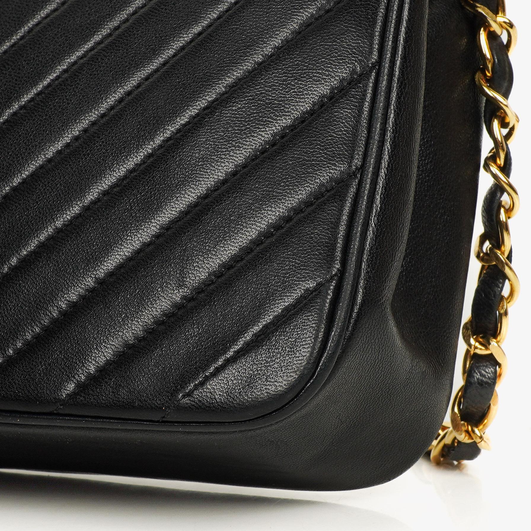 Chanel Schwarze diagonale gesteppte Lammleder Mittel Classic Single Flap Tasche mit 24K vergoldeten Beschlägen