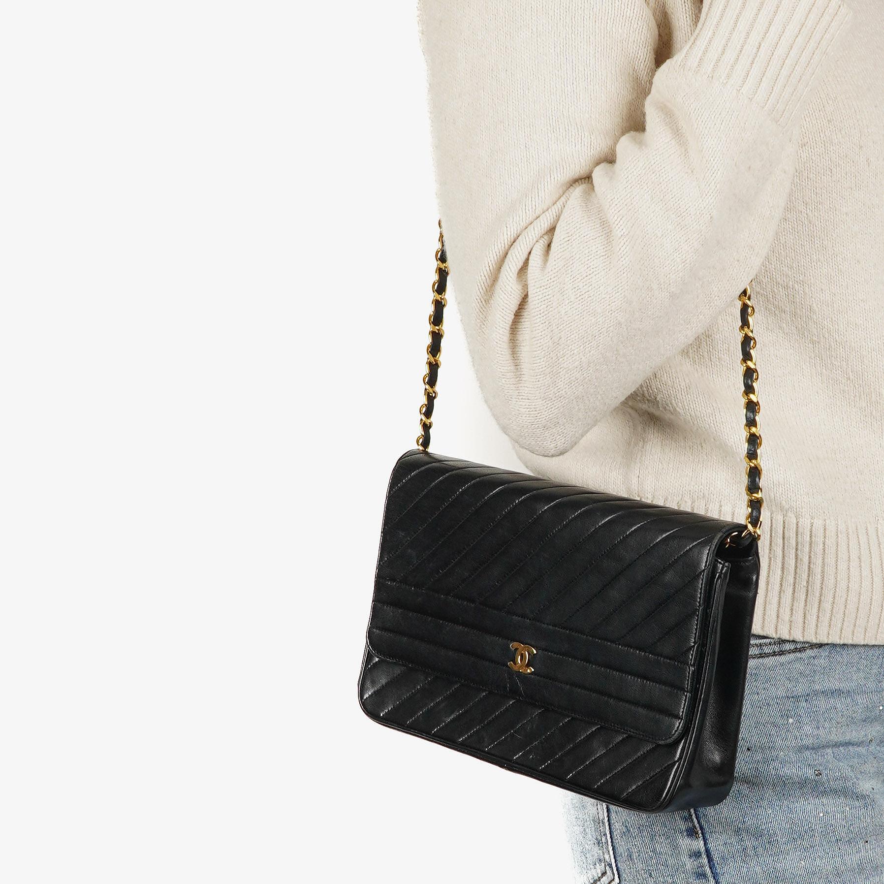 Chanel Schwarze diagonale gesteppte Lammleder Mittel Classic Single Flap Tasche mit 24K vergoldeten Beschlägen