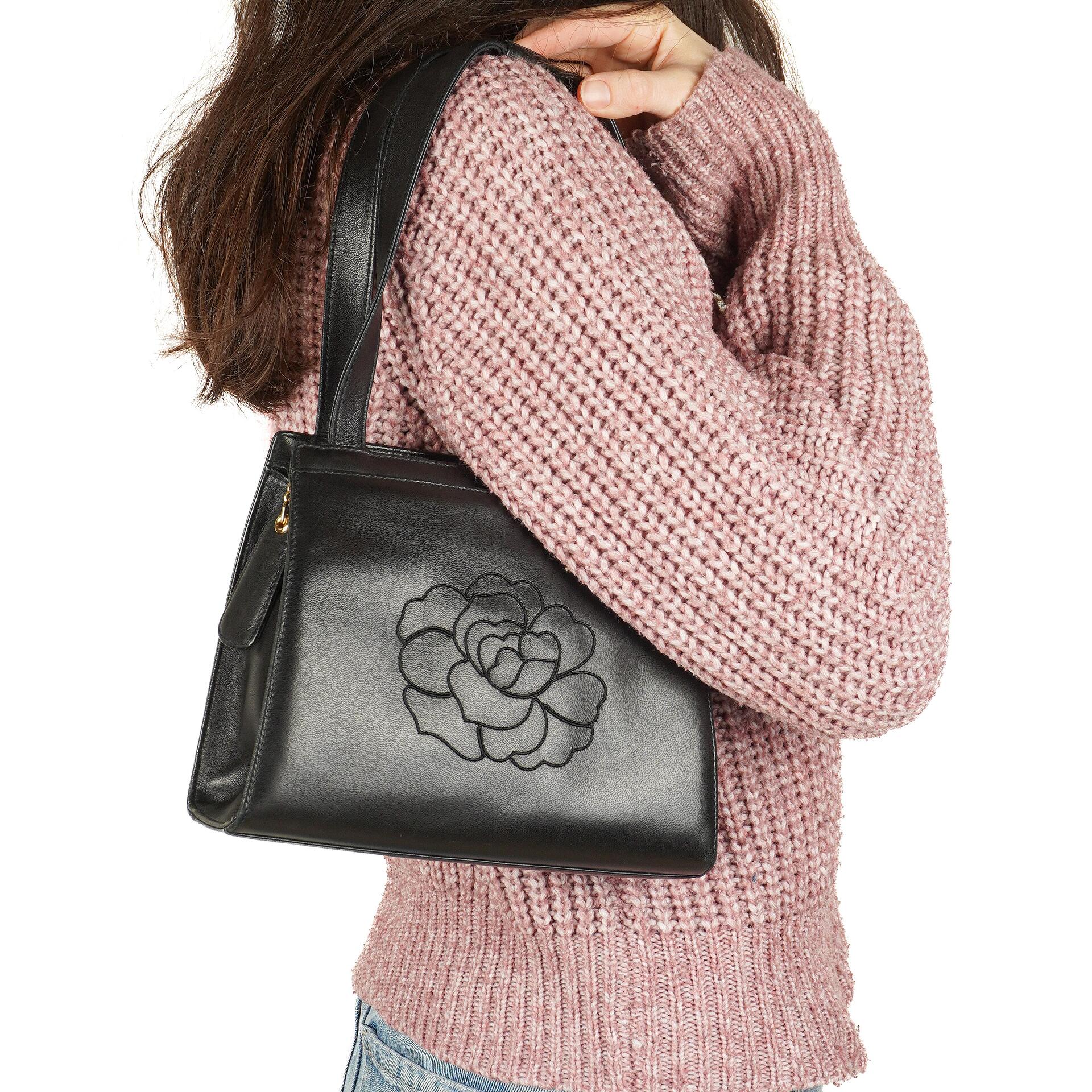 Chanel Camellia Top-Handle-Tasche aus schwarzem Leder