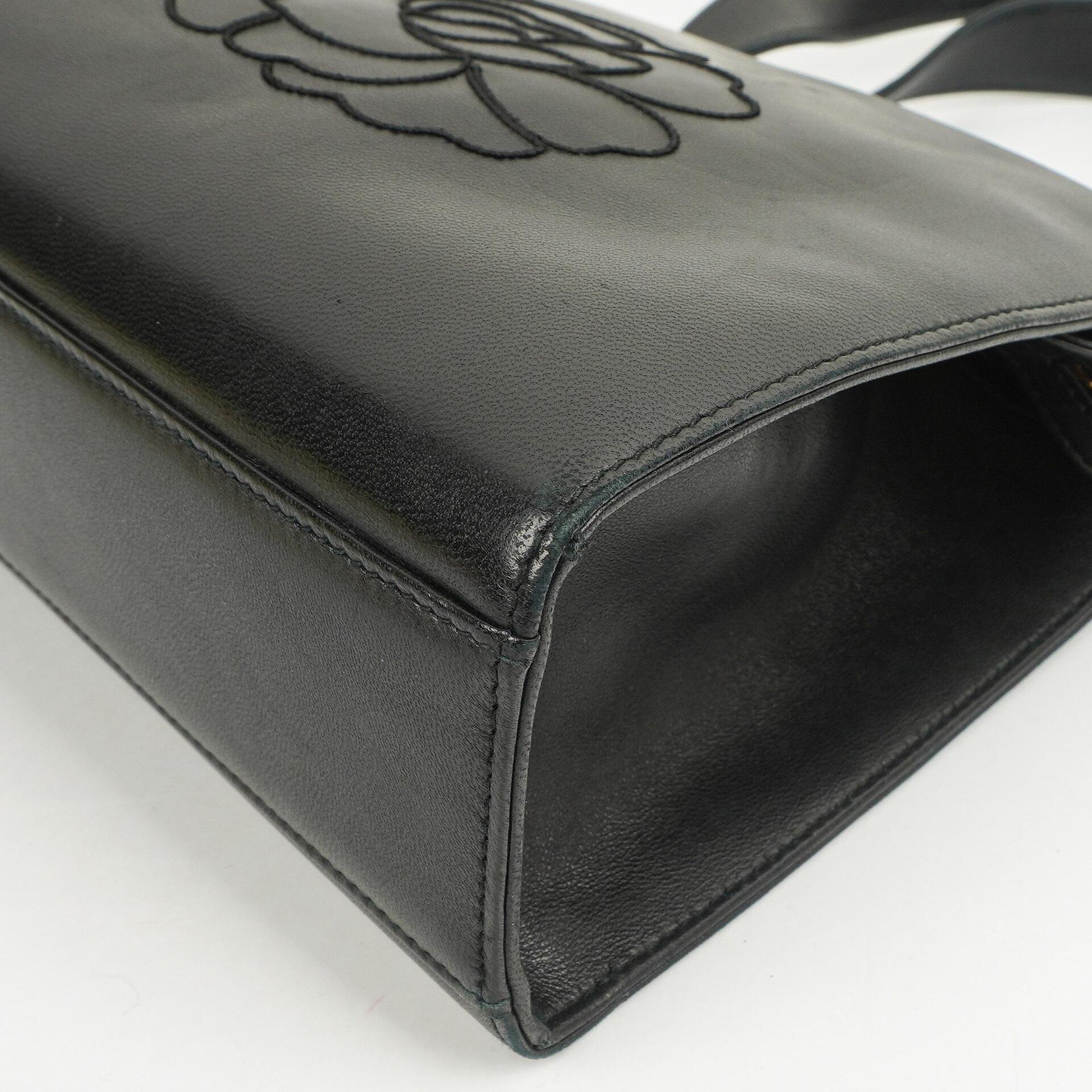 Chanel Camellia Top-Handle-Tasche aus schwarzem Leder