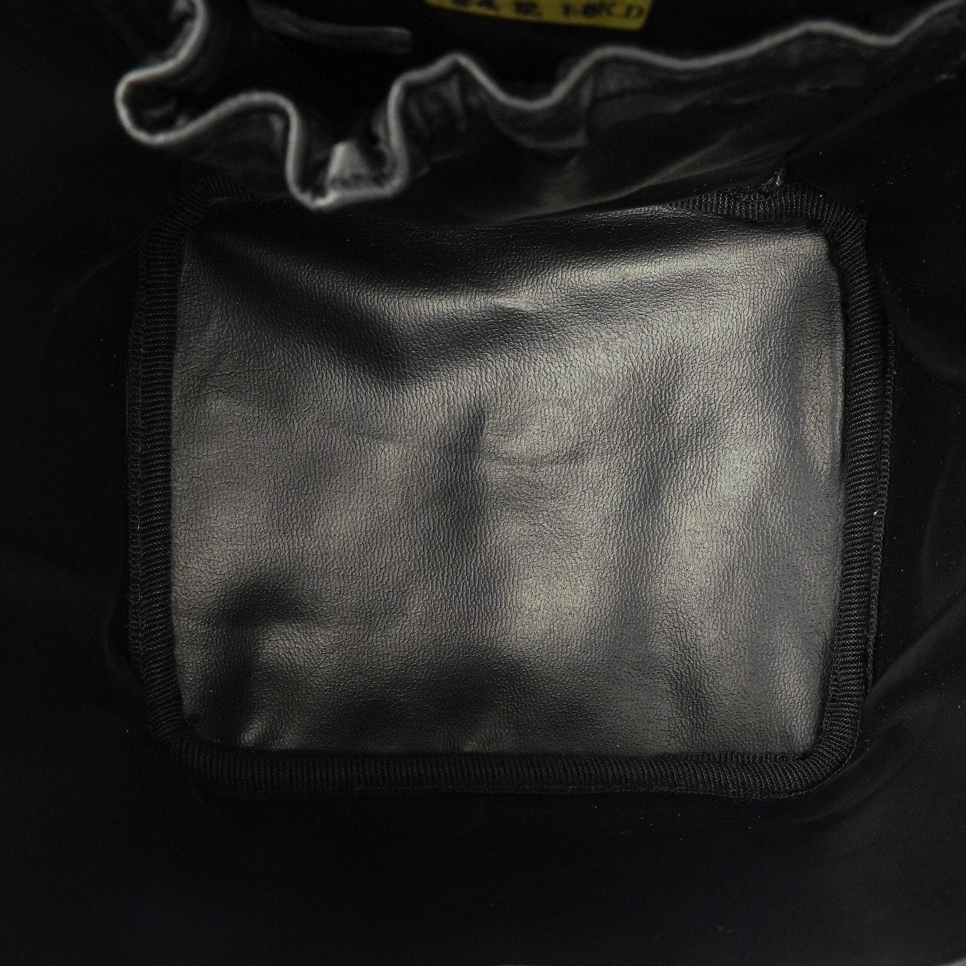 Chanel Kosmetikkoffer aus schwarzem Leder