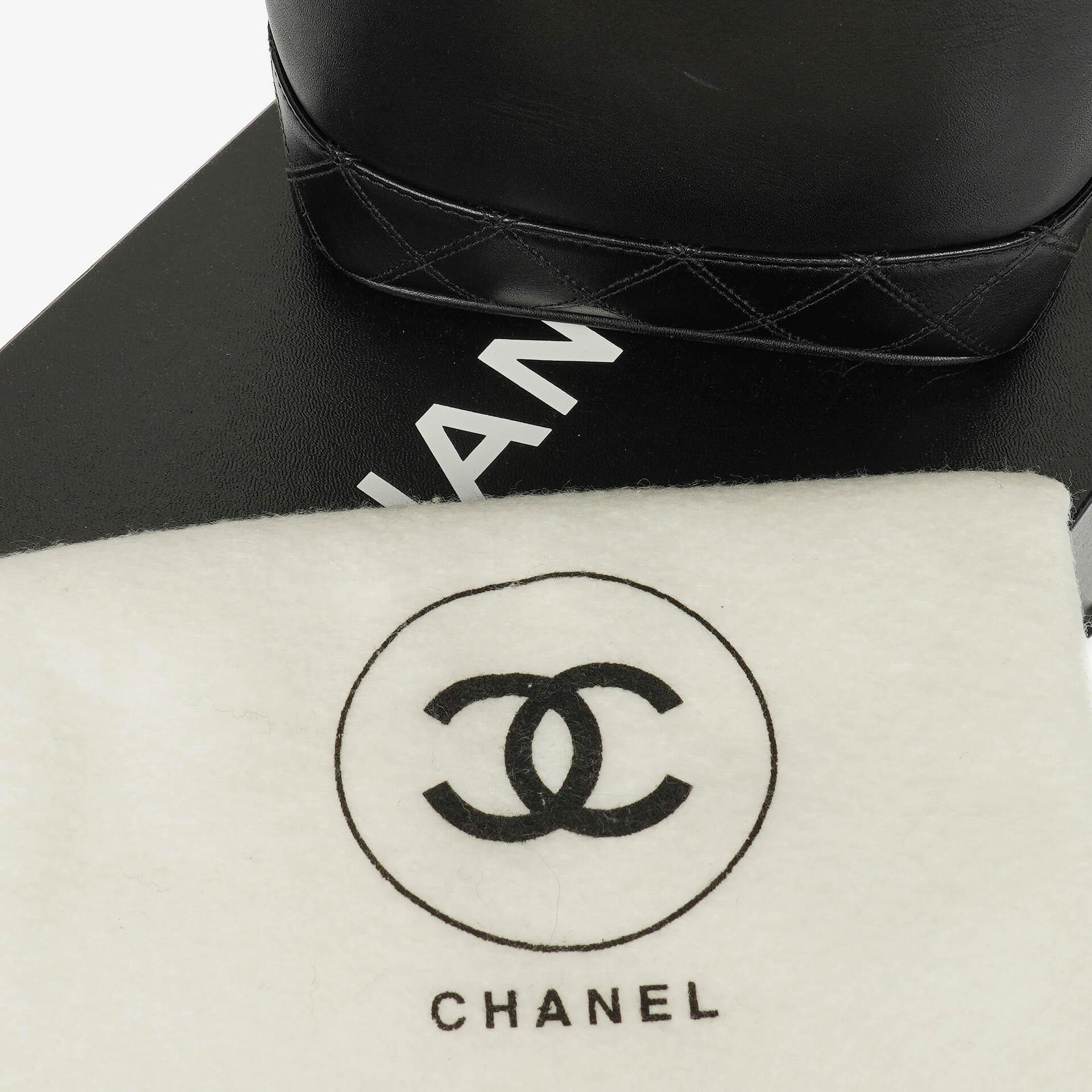 Chanel Vanity Case aus schwarzem Leder