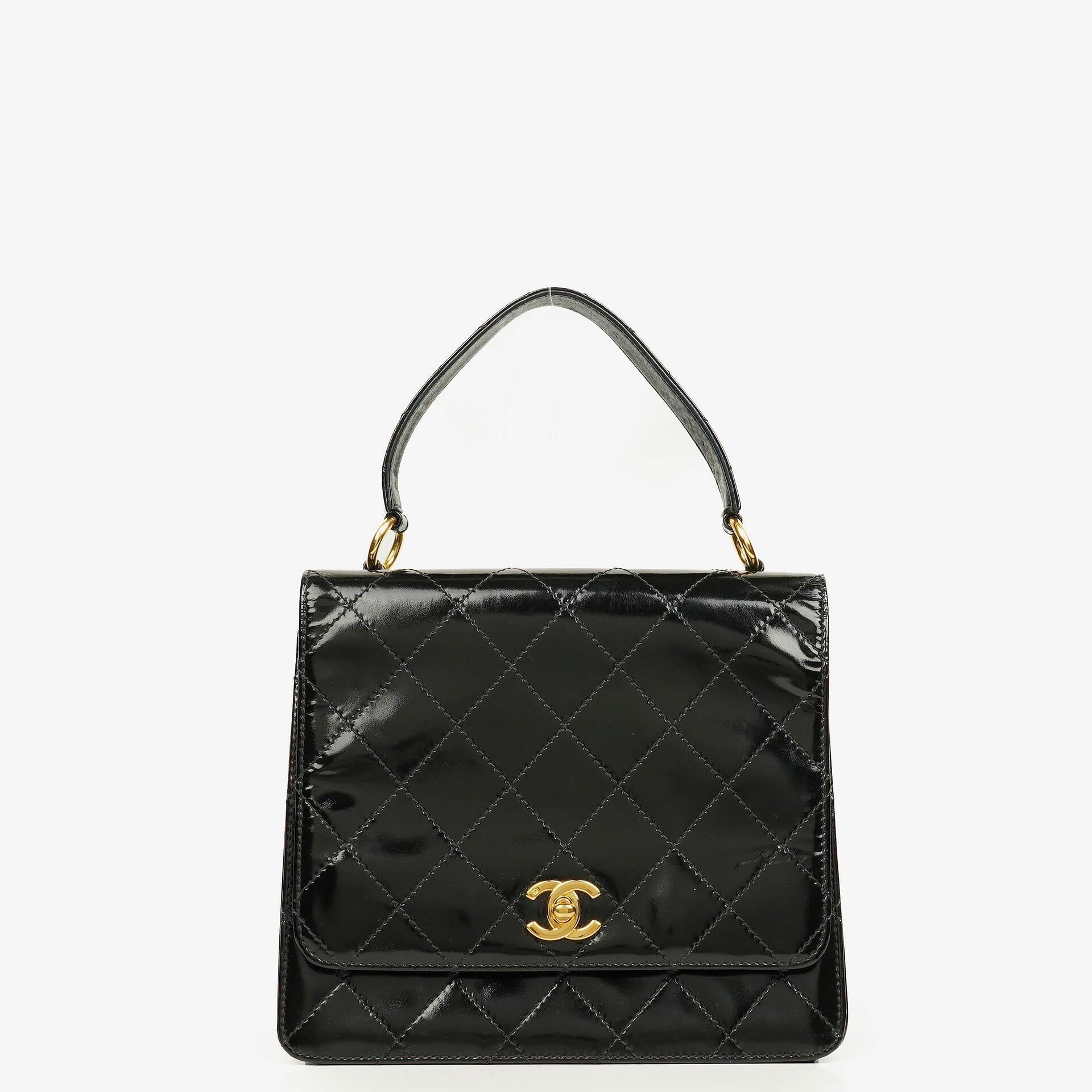 Chanel Schwarze gesteppte Lackleder-Top-Handle-Klappentasche mit 24K vergoldeter Hardware