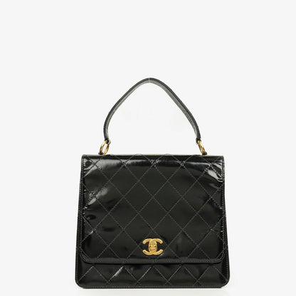 Chanel Schwarze gesteppte Lackleder-Top-Handle-Klappentasche mit 24K vergoldeter Hardware
