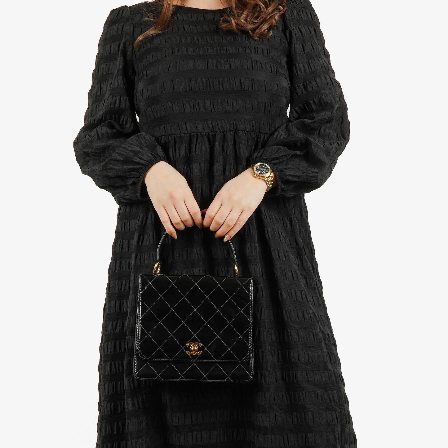 Chanel Schwarze gesteppte Lackleder-Top-Handle-Klappentasche mit 24K vergoldeter Hardware