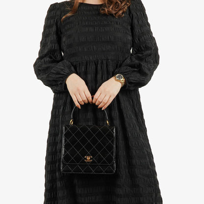 Chanel Schwarze gesteppte Lackleder-Top-Handle-Klappentasche mit 24K vergoldeter Hardware