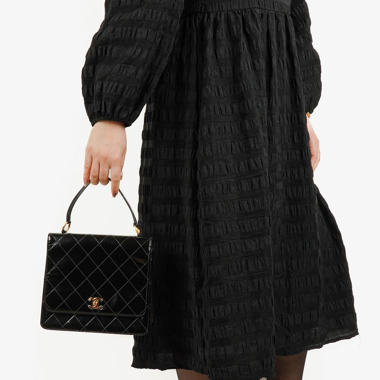 Chanel Schwarze gesteppte Lackleder-Top-Handle-Klappentasche mit 24K vergoldeter Hardware