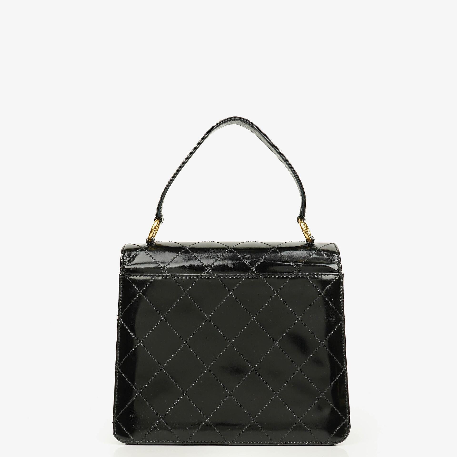 Chanel Schwarze gesteppte Lackleder-Top-Handle-Klappentasche mit 24K vergoldeter Hardware