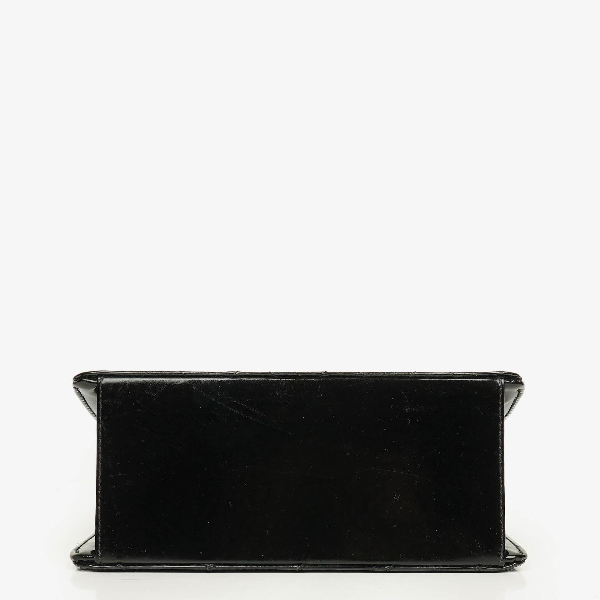 Chanel Schwarze gesteppte Lackleder-Top-Handle-Klappentasche mit 24K vergoldeter Hardware