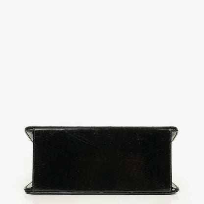Chanel Schwarze gesteppte Lackleder-Top-Handle-Klappentasche mit 24K vergoldeter Hardware