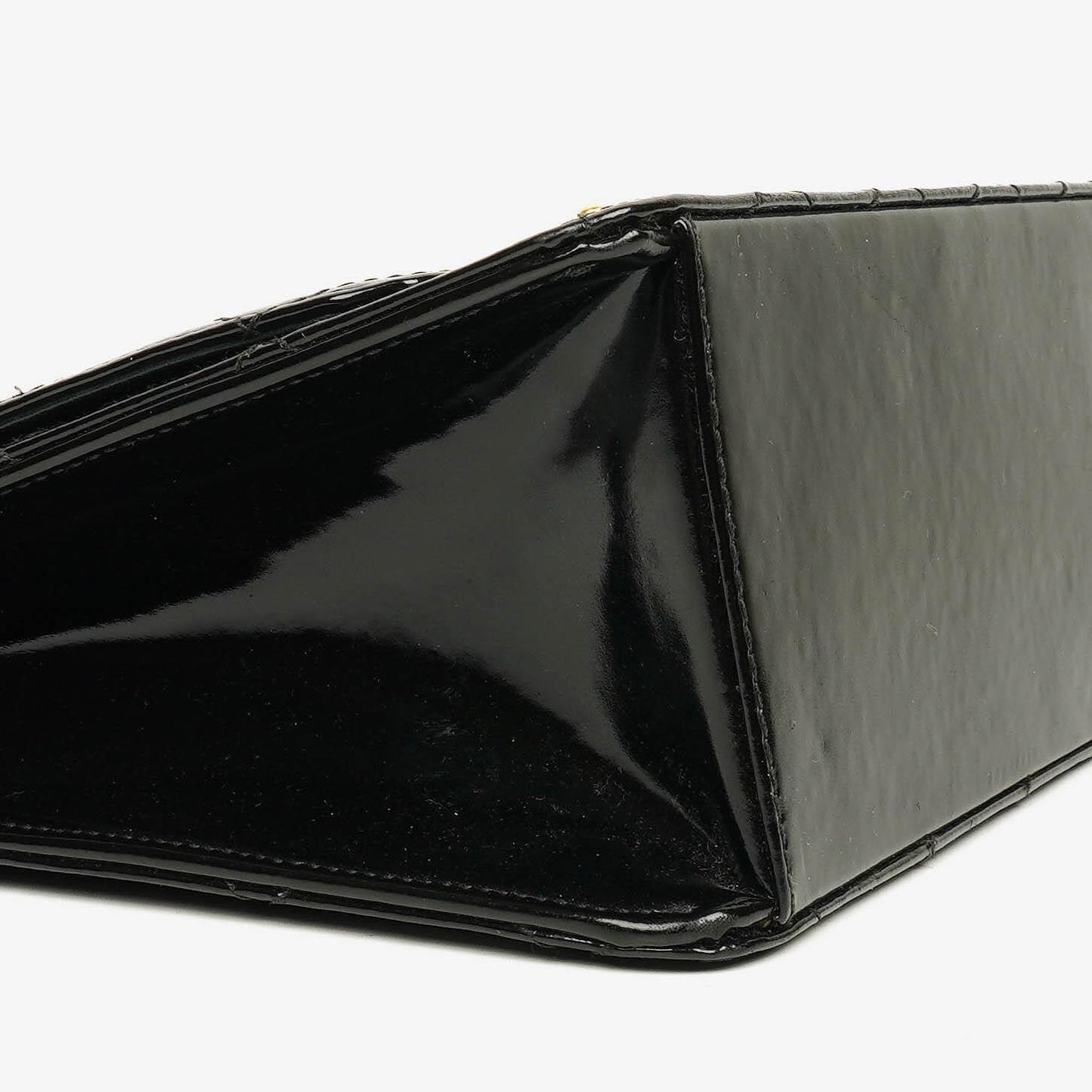 Chanel Schwarze gesteppte Lackleder-Top-Handle-Klappentasche mit 24K vergoldeter Hardware