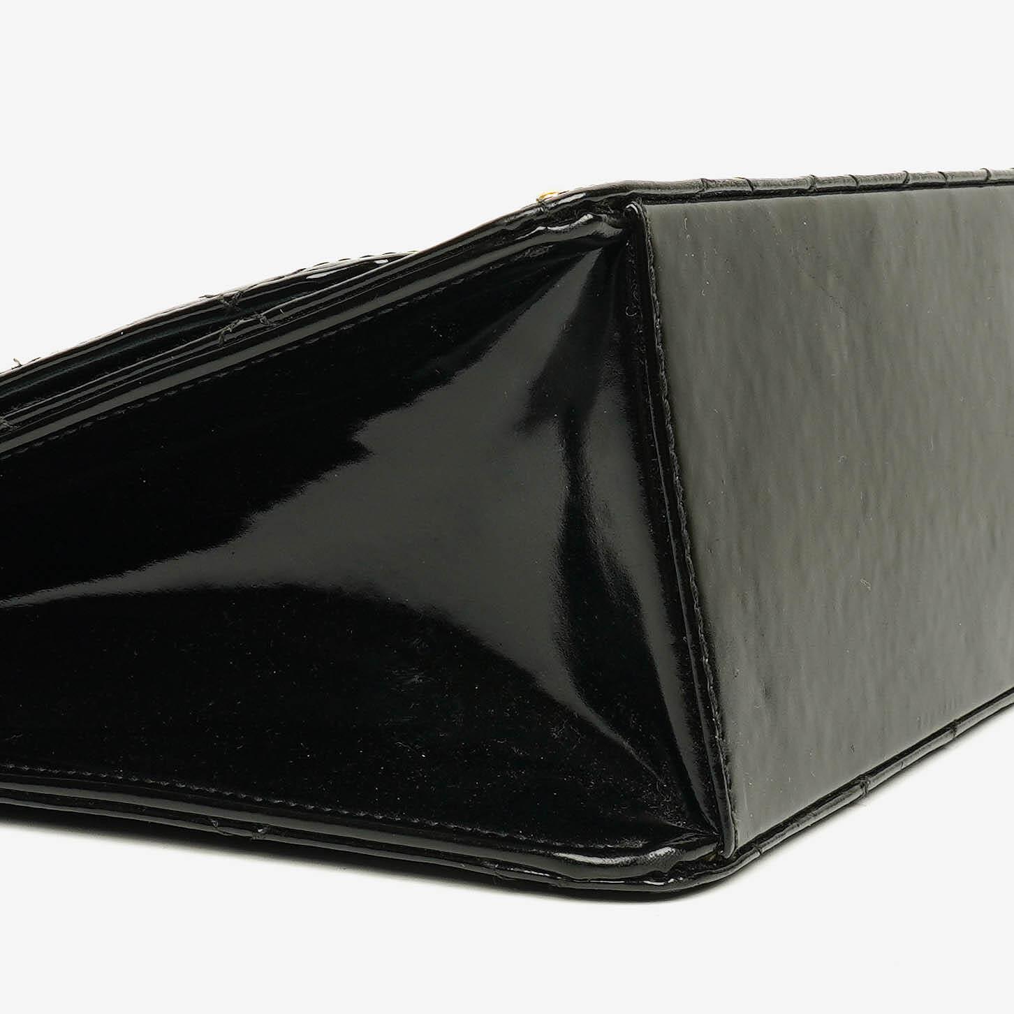 Chanel Schwarze gesteppte Lackleder-Top-Handle-Klappentasche mit 24K vergoldeter Hardware