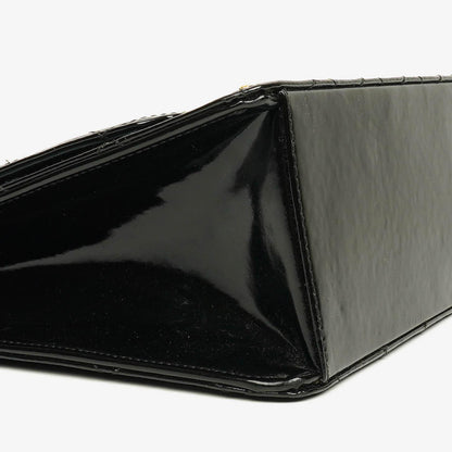 Chanel Schwarze gesteppte Lackleder-Top-Handle-Klappentasche mit 24K vergoldeter Hardware