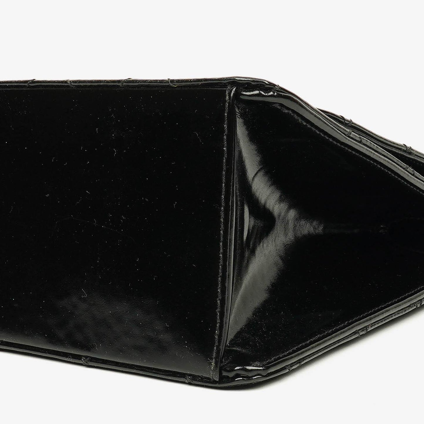Chanel Schwarze gesteppte Lackleder-Top-Handle-Klappentasche mit 24K vergoldeter Hardware